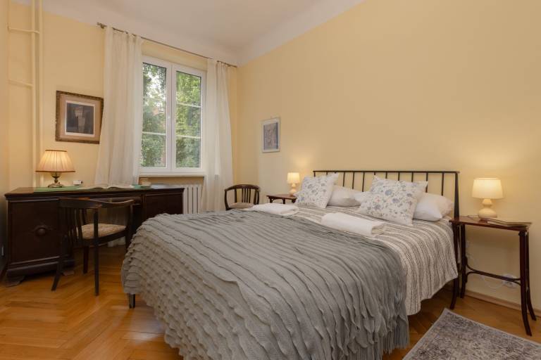 New Town Square 17 Trendy Apartment Desk