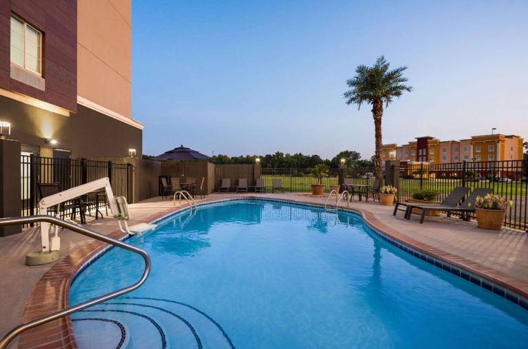 La Quinta Inn & Suites by Wyndham Gonzales LA — photo 2
