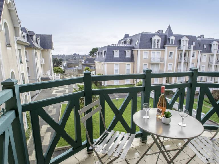 Holiday apartment with yard — photo 2