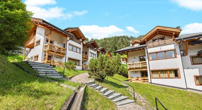 Serviced apartment with pool, grill & hot tub | Pets are welcome in Cavalese