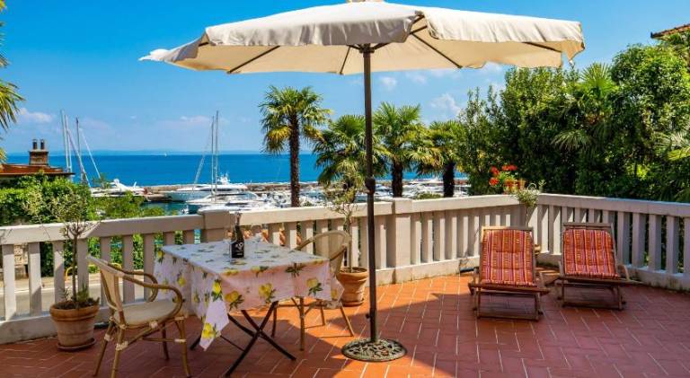 Beautiful holiday apartment with barbecue, yard & terrace | Close to the beach | Pet-friendly in Opatija