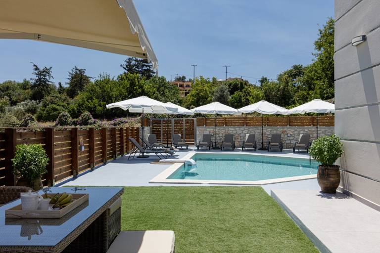 Villa with private pool, jacuzzi & patio — photo 3