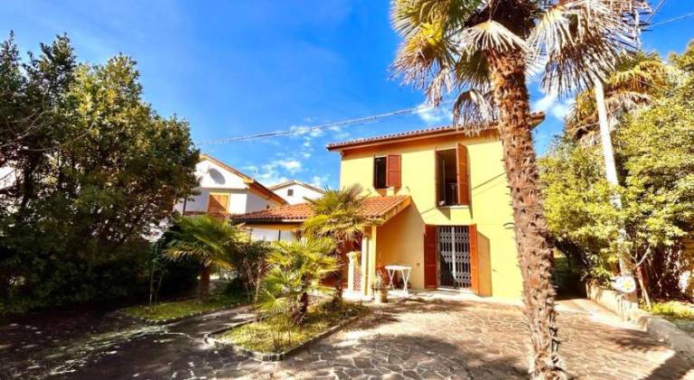 Vacation home with 2 rooms for 6 persons in Numana