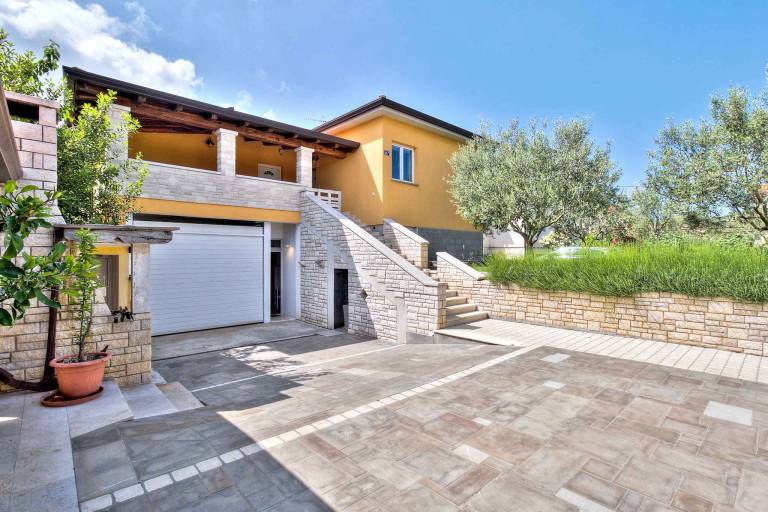 Holiday apartment with BBQ & yard in Umag