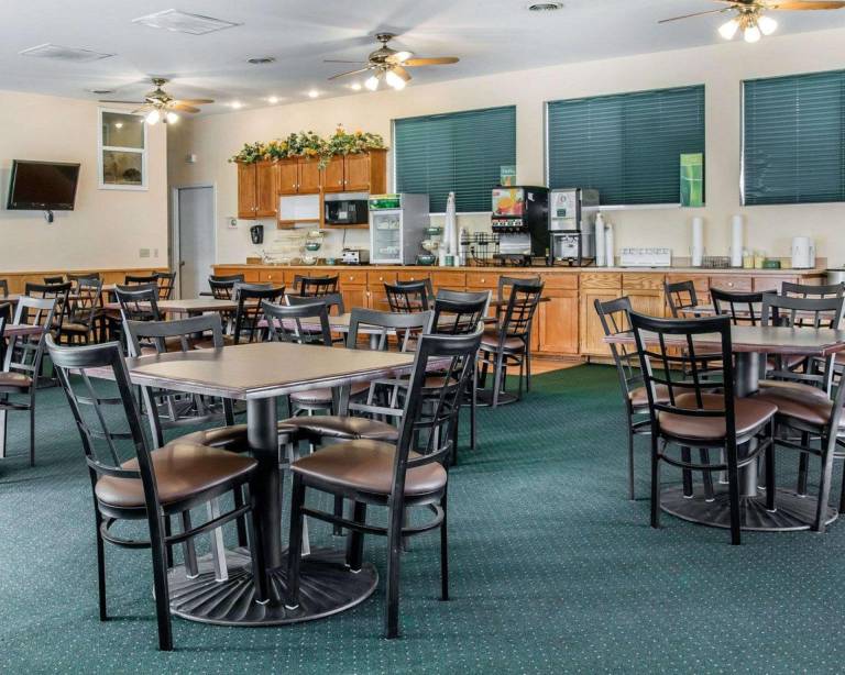 Quality Inn & Suites Mackinaw City Beachfront — photo 4