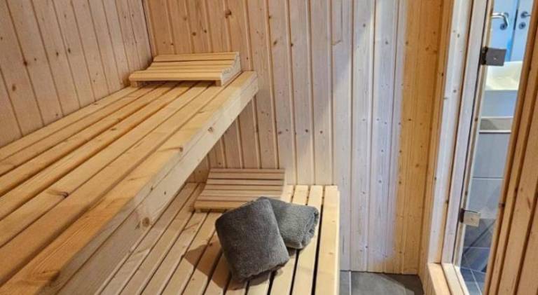 Vacation home with hot tub — photo 3