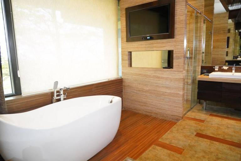 Luxury 4 Bed Hill Villa w Pool, Jacuzzi & Garden — photo 4