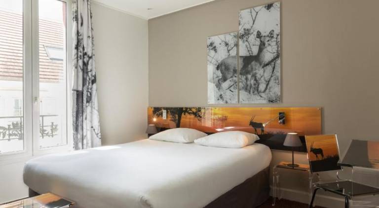 Hotel Le Cardinal Rueil Centre in Suresnes