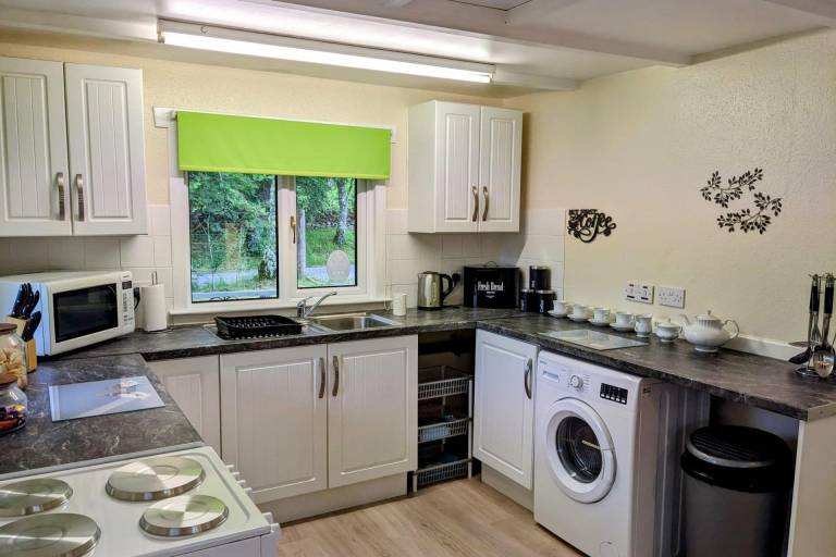 Family-friendly cottage with BBQ & yard | Mountain view | Pets are welcome — photo 3