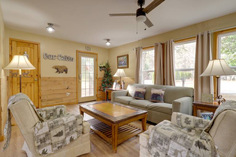 Relax Fireside: Cozy Retreat < 10 Mi to Dollywood in Sevierville, TN