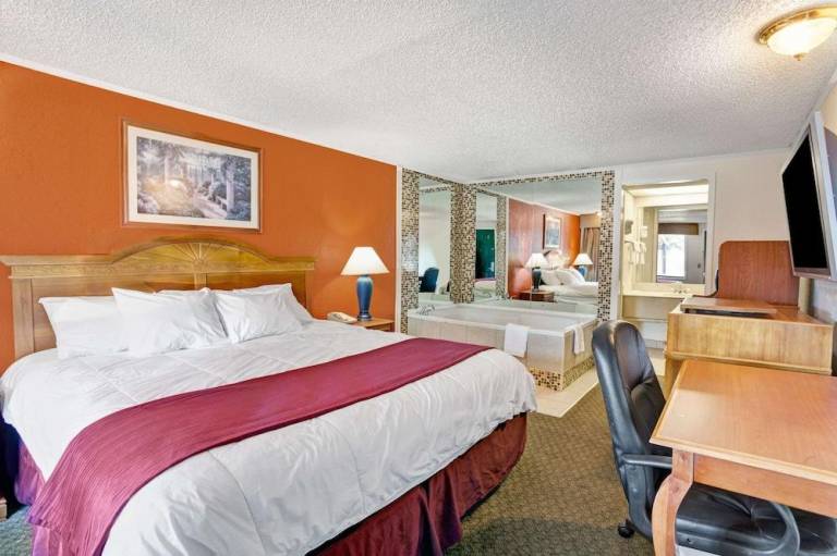 Knights Inn - Sterling Heights, MI — photo 2