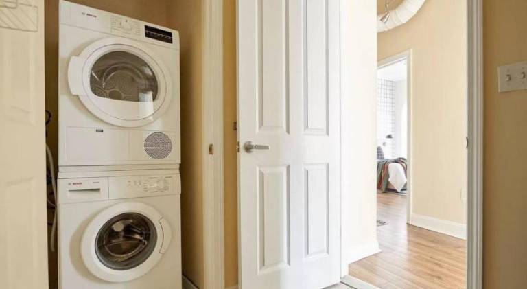 Bright and Bold 2 Bedroom unit Minutes from the T in Cambridge, MA