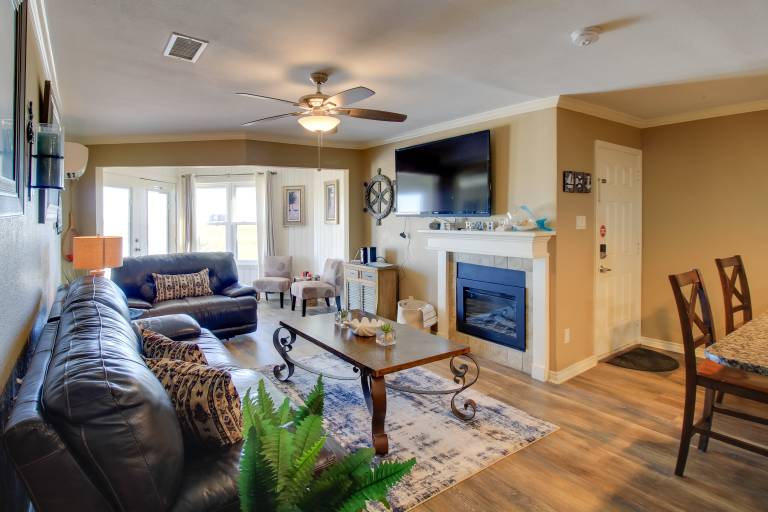 Boardwalk to the Beach! Mustang Island Condo — photo 5