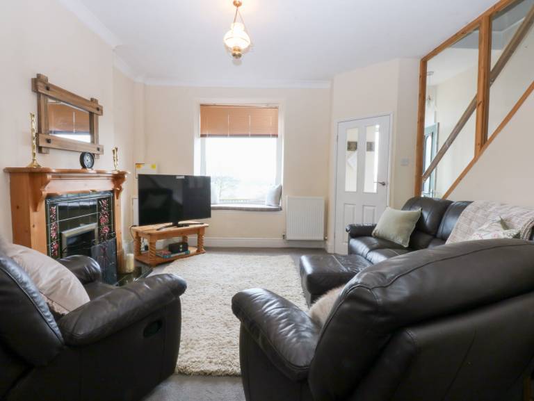 Family-friendly pleasant cottage with garden & patio | Beach view | Dogs allowed — photo 3