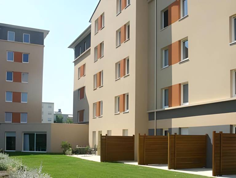Serviced apartment with patio & garden | Pet-friendly in Mondeville