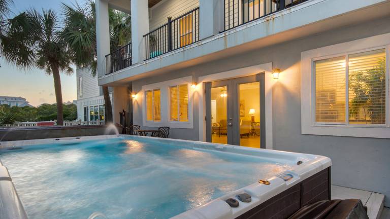 Vacation home with BBQ, jacuzzi & fast internet | Beach view — photo 5
