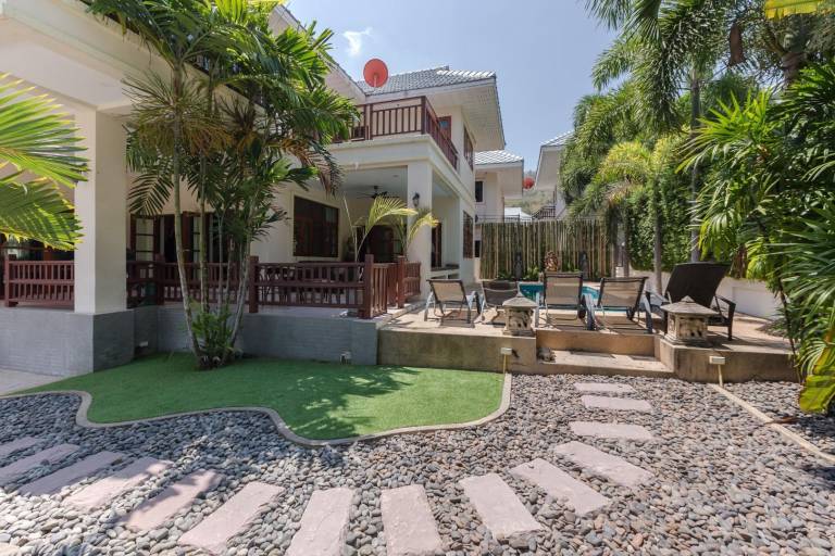 Villa with private pool, grill & yard in Hua Hin