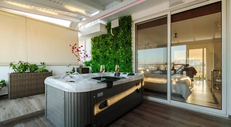 Holiday apartment with barbecue, jacuzzi & patio — photo 2