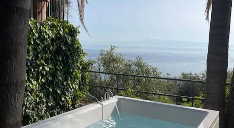 Vacation home with jacuzzi | Pets allowed — photo 2