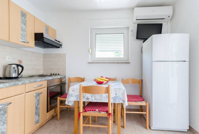 Apartment with garden, barbecue & patio | Garden view — photo 4