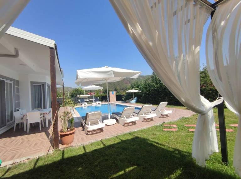 Villa with yard, private pool & grill — photo 5