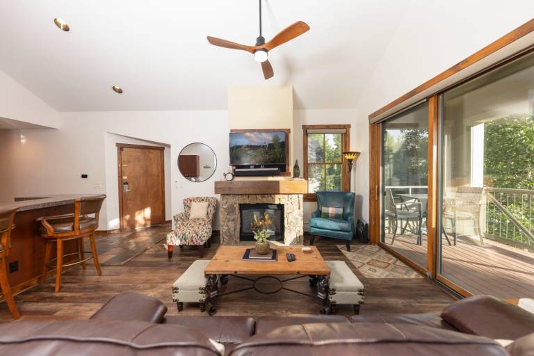 Aspen Trail Junction: Main St, Walk to Peak 9, Shared Pool & Hot Tub, Shuttle in Breckenridge, CO