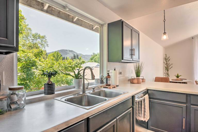 Close to Parks & Brews: Sunny Grants Pass Apt! — photo 2