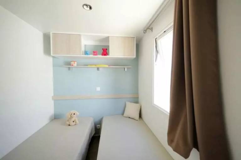 Mobile home with terrace, yard & heated pool — photo 3