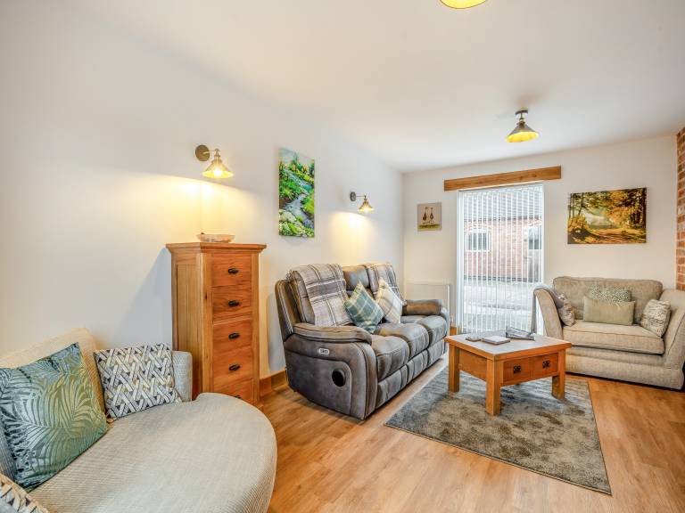 Cottage with hot tub — photo 4