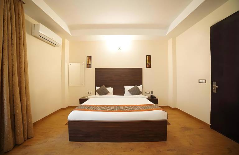 Vacation home with yard in Mathura