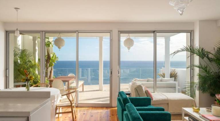 Fully equipped charming vacation home with private pool, terrace & barbeque | Next to Farmers Market | Suitable for remote work | Pet-friendly — photo 2