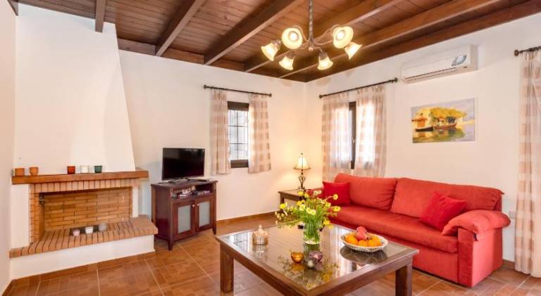Family-oriented beautiful villa with pool, terrace & garden | Perfect for remote work | Pets allowed — photo 2