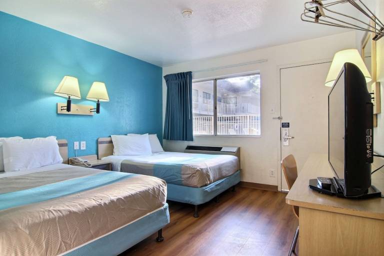 Motel  Bayless Atkins