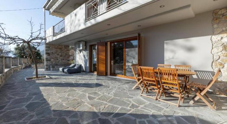 Vacation home with patio, yard & barbeque — photo 4
