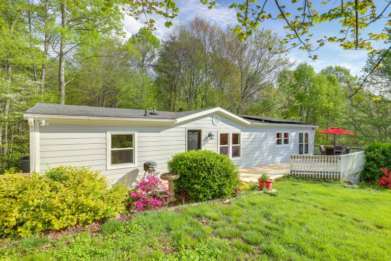 Deck & Views Secluded Retreat in Fairview