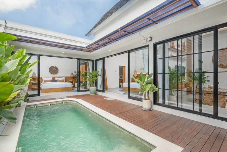 Vacation home with terrace, private pool & yard | Good for workation | Dogs allowed in Kuta