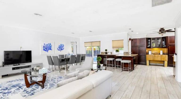 Beautiful Villa 4 BD 3 BA with Heated Private Pool, Close to Beach — photo 2