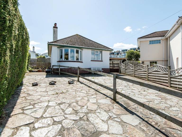 Vacation home with patio & garden | Water view in Paignton