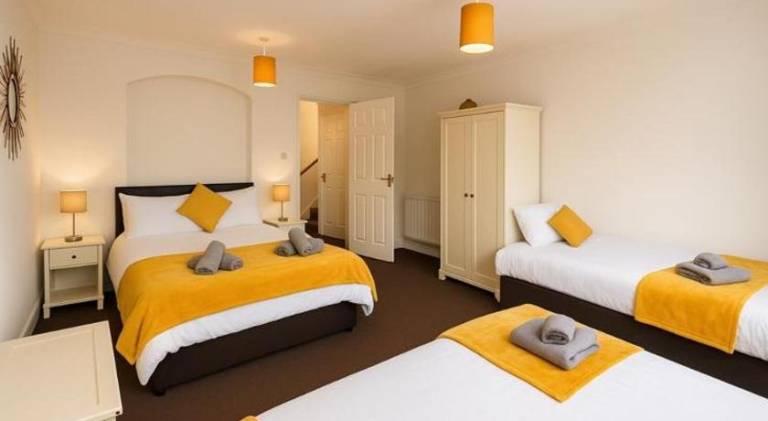Group & Family Stay central MK in Milton Keynes