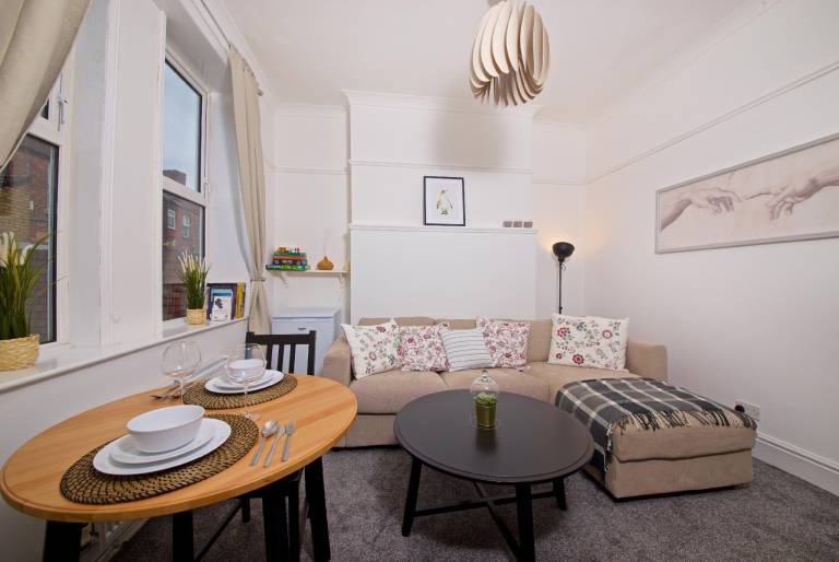 Vacation home with 6 rooms for 12 persons in Liverpool