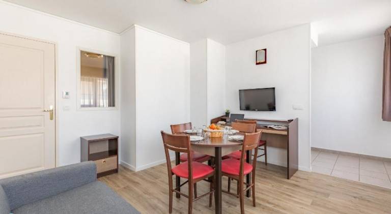 Serviced apartment with patio | Suitable for remote work — photo 5