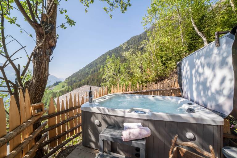 Family-friendly charming rental apartment with fast internet, barbecue & hot tub | Mountain view | Good for workation | Dogs allowed — photo 2