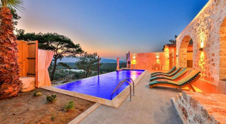 Beautiful vacation home with pool & jacuzzi | Pets allowed — photo 3