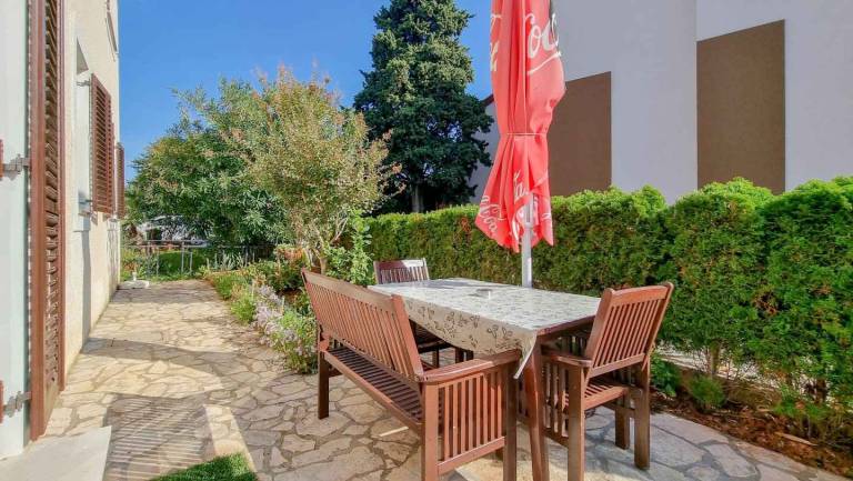 Fully equipped beautiful rental apartment with yard, barbeque & patio | Pets are welcome — photo 4