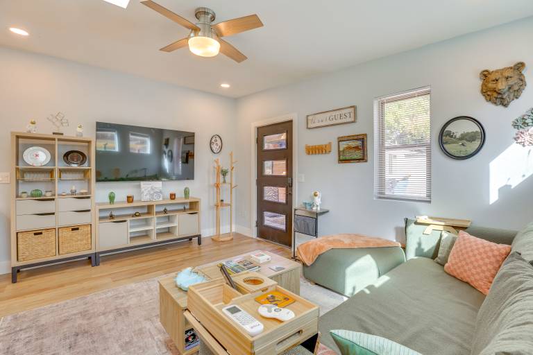 4 Mi to Downtown Phoenix WFH Friendly Apartment