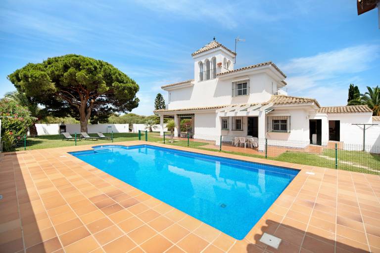 Villa Virgen del Camino by the Beach with Pool, Terrace, and Garden in Chiclana de la Frontera