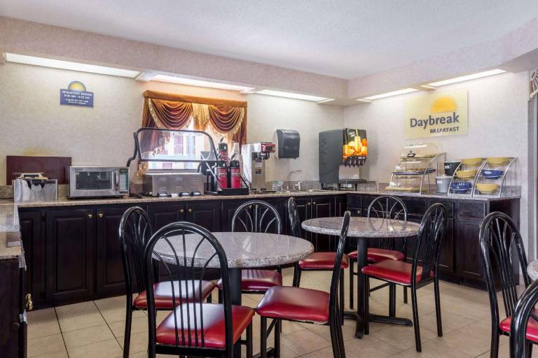 Days Inn & Suites by Wyndham Warner Robins Near Robins AFB — photo 3