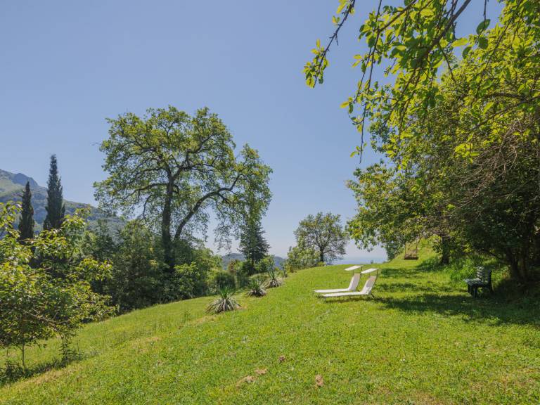 Vacation home with BBQ, patio & yard | Mountain view — photo 4