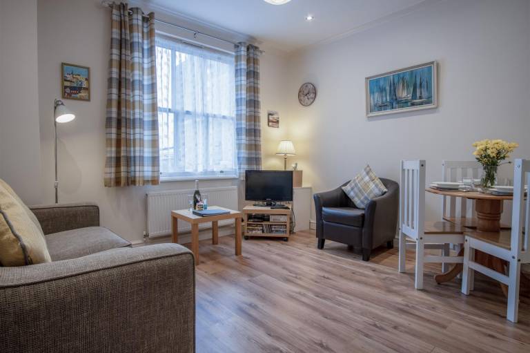 Family-oriented rental apartment with fast internet | Close to the beach | Pets are welcome in Tenby