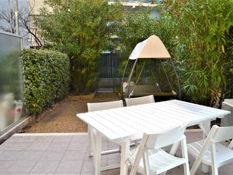 Beachfront Studio with Terrace, Pool, and Air Conditioning — photo 4